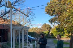 Nové řešení nabíjení elektromobilů v Austrálii vypadá jako žert, je to ale smutná skutečnost