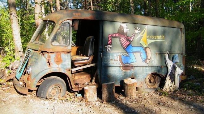 Hledači pokladů objevili dekády ztracené auto slavné skupiny. Bez újmy na něm přežila jediná věc