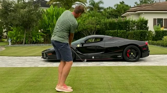 Slavný golfista se pokusil prostřelit míčkem vzácné Ferrari za 110 milionů Kč