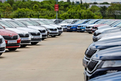 Ceny ojetých aut znovu rostou, ale jen těch spalovacích. Elektromobily dál ztrácí hodnotu hrozivou rychlostí, až o pětinu za rok