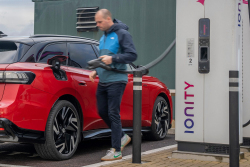 Uvaří je jako žábu. Další země nechá řidiče elektromobilů platit za každý ujetý km, protože silnice se samy neopraví