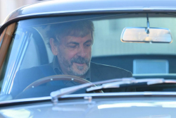 Muž si koupil vysněné auto za 25 tisíc a nechal ho stát u domu, když musel opustit zemi. Dnes ho může prodat za 30 milionů