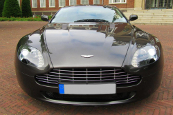 Jako James Bond z Lidlu: K mání je daleko nejlevnější Aston Martin Vantage s manuálem. Vypadá skvěle, v životě se ale neflákal