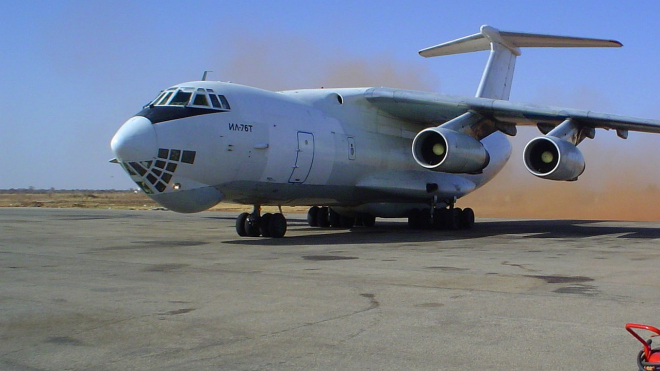 Teprve let na přídi obřího Iljušinu Il-76 promění cestu letadlem v životní zážitek