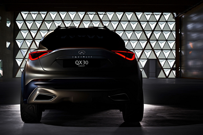 Infiniti QX30 se začíná odhalovat, kompaktní SUV chce skalpy X1 a Q3