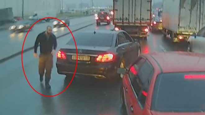 Idiot v Mercedesu svedl absurdní boj o pruh. A mstil se, i když vyhrál (video)