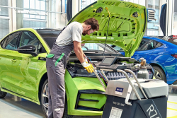 Kupcům elektromobilů slibovali levnější servis, chytili je ale do pasti. I běžná údržba vychází majitele o desítky procent dráž