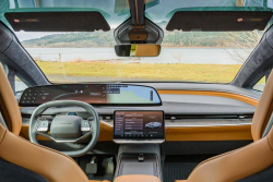 Odepsal 950 tisíc Kč za 5 měsíců a téměř žádný nájezd. Majitelé elektrických aut se v obavách z dalších ztrát smiřují i s tímto