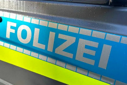 Němec si udělal zjevně legrační napodobeninu policejního vozu s nápisem Folizei, udělali u něj domovní prohlídku a auto mu sebrali