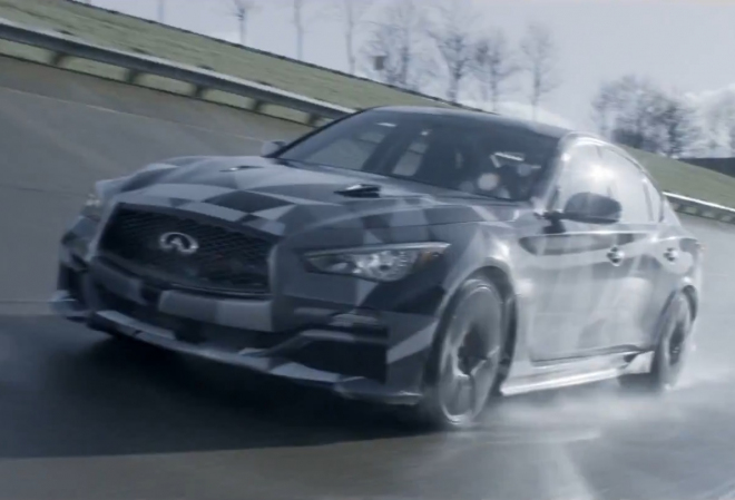 Infiniti Q50 Eau Rouge: předprodukční exemplář na prvním videu, s Vettelem za volantem