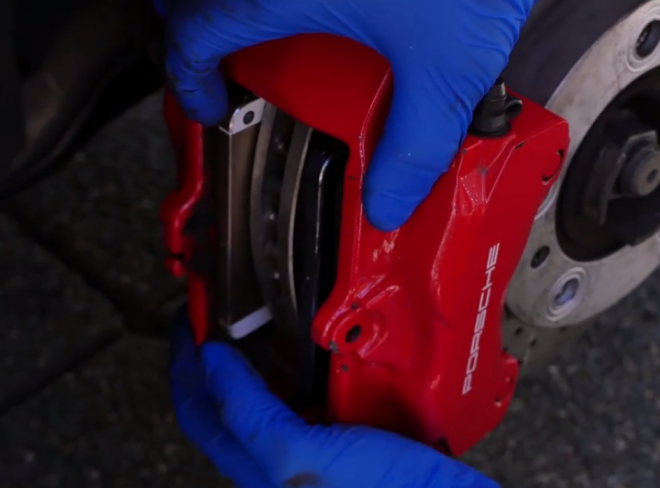 Co se stane, když místo brzdových destiček na autě použijete iPhony? (video)