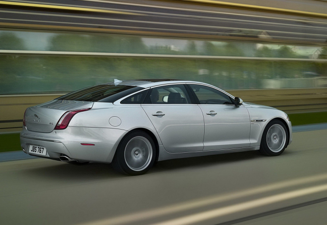 Jaguar XF a XJ 2012: 5,0 V8 ven, 3,0 V6 s kompresorem a 2,0 s turbem sem