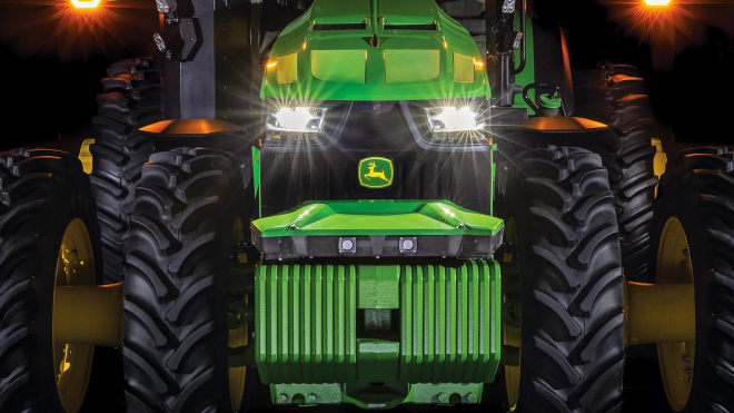 Nejnovější traktor Johna Deera působí tak, jako by ho štvalo, že jej nemá kdo řídit