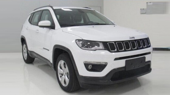 Jeep Compass 2017 opět nafocen bez maskování, teď ukázal i kabinu
