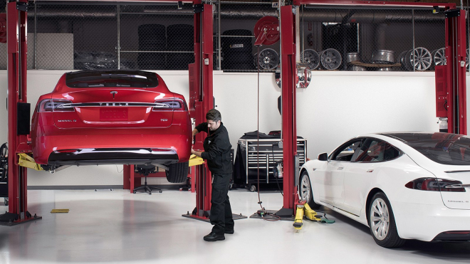 Tesla dodala zákazníkovi nové auto se třemi prasklinami karoserie, za opravu po něm chce 370 tisíc
