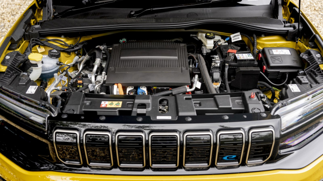 Původně jen elektrický Jeep je takový propadák, že musí zlevňovat o statisíce, přesto se u nás prodává 17krát hůř než spalovací verze