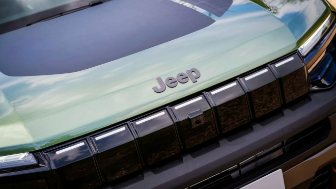 Původně jen elektrický Jeep s faceliftem završil obrat, hlavní novinkou je nový čistě spalovací motor s ručním řazením