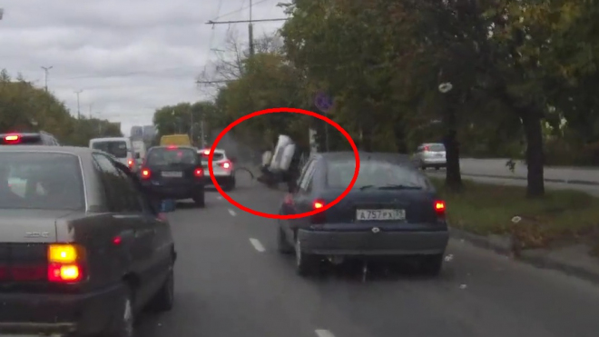 Otočit auto na střechu jde i ve městě, ve velmi nízké rychlosti (video)