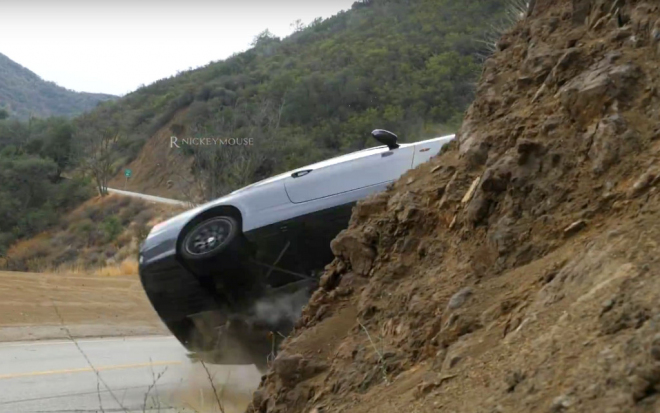 Řidič v tričku s nápisem „odvaha” předvedl světu, jak nedriftovat s BMW (video)