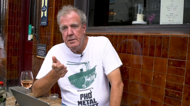 Jeremy Clarkson popsal, jak vrátit napětí do Formule 1, servítky si opět nebral