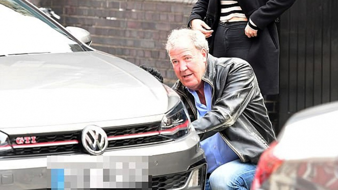 Clarkson možná ten není arogantní sobec, kterým se zdá být. Takto pomohl ženě v nouzi