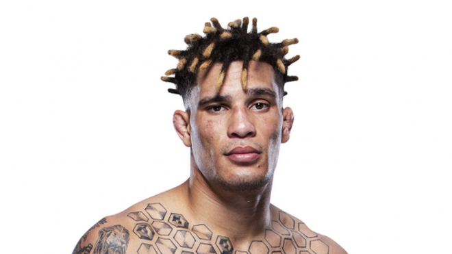 Zloděj zkusil ukrást auto odstavené před obchodem, vybral si ale velmi špatnou oběť