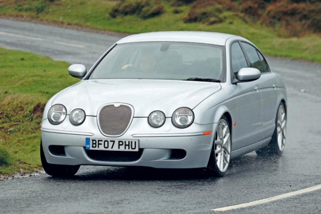 Jaguar S-Type R: na britského lovce M5 se skoro zapomnělo