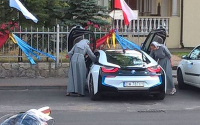 Jeptišky za volantem BMW i8 překvapí. I když v této zemi ne až tak