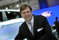 Regulace EU mohou z aut udělat věc pouze pro bohaté, varuje šéf Fordu