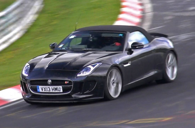 Jaguar nelhal, F-Type s manuální převodovkou už testuje (video)