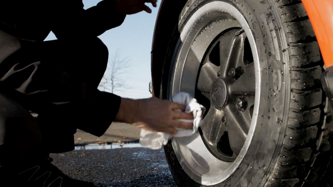 Jak pořádně umýt špinavé auto během pouhých 15 minut? Tady je návod profíka