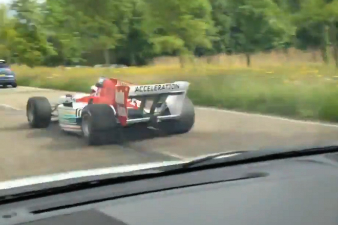 Jos Verstappen se prohnal městem ve formuli, podle předpisů asi nejel (videa)