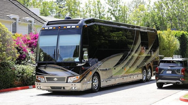 Justin Bieber si pořídil autobus za 35 milionů, místo na turné s ním vyrazil kempovat