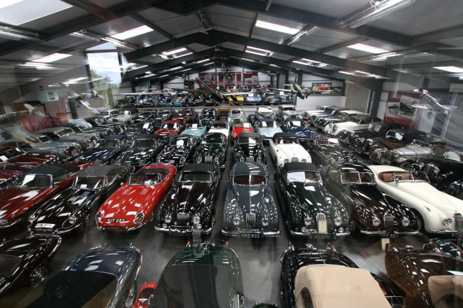 Jaguar Land Rover koupil největší soukromou sbírku aut, za miliardy