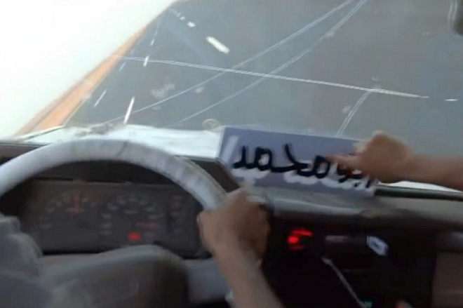 Jezdíte po běžné silnici 180 km/h? V Saudské Arábii tak jezdí i po dvou kolech (video)
