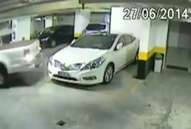 Řidič pick-upu ukázal světu, jak si uvolnit misto v podzemní garáži (video)
