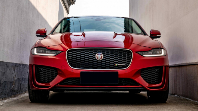 Jaguar zlevnil svůj největší propadák až o 400 tisíc, aby vůbec něco prodal, přesto chce nabízet ještě dražší auta