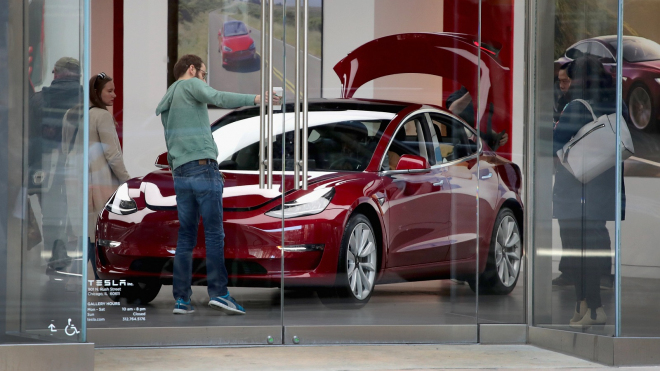 Tesla zatajila investorům stěžejní data, akcie klesly na úroveň roku 2014