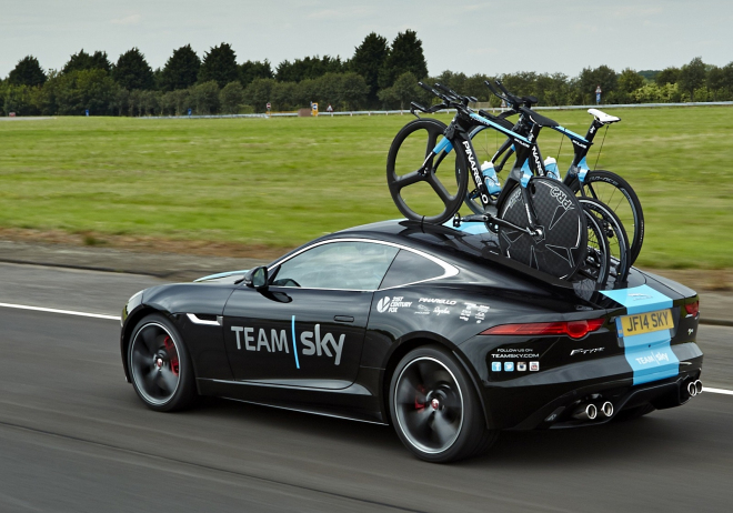 Jaguar F-Type R s koly na střeše od divize SV benzinové palice asi neuchvátí