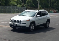 Hackeři se opět zmocnili Jeepu Cherokee, plně ovládli řízení, brzdy i motor