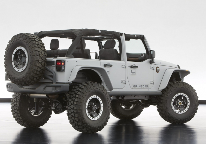 Velikonoční safari Jeepu 2013: pět vajíček Wrangler a jeden zajíček Grand Cherokee