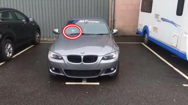 Řidič BMW našel legální způsob, jak jedním autem zabrat dvě parkovací místa