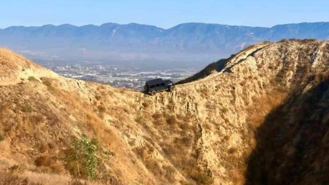 V horách byl nalezen opuštěný off-road v pozici tak bizarní, až lidé nevěřili, že tam skutečně stojí