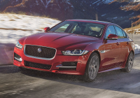 Jaguar XE dostal pro rok 2016 pohon 4x4 a lepší multimédia