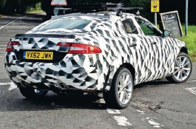 SUV Jaguaru přistiženo při testech, vypadá ale spíše jako buclatý sedan (foto)