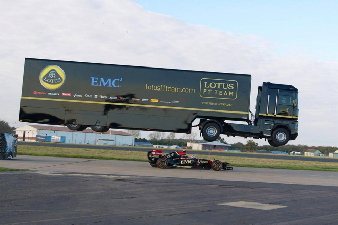 Kamion přeskočil jedoucí Formuli 1, letěl 25,5 metru (video)