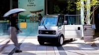 Japonci začali prodávat prťavé laciné auto pro jednoho. Je tak malé, že ho můžete naložit do normální dodávky