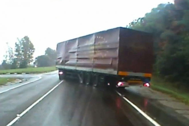 Jak stylově poslat kamion do zatáčky bokem, pochopitelně v Rusku (video)