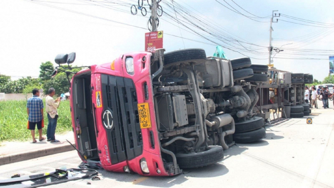 46tunový kamion se za jízdy převrátil na auto jedoucí vedle. Podívejte se, co z něj zbylo