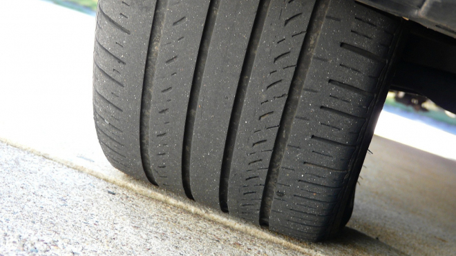 Kdy vyměnit staré pneumatiky za nové? Výrobce dává zvláštní radu, jak lze ušetřit